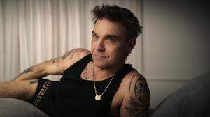 Robbie Williams bei der Sichtung des Videomaterials in seinem Schlafzimmer