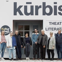 Kürbis-Team bestehend aus Vorstand und Programmverantwortlichen: v.l.n.r Melina Schuster (Theater), Katharina Sieghartsleitner (Bildende Kunst), Karl Posch (Vorstand), Uli Wonisch (Obfrau), Gabriel Schmidt (Musik, pumpkin records), Wolfgang Pollanz (Literatur, Edition Kürbis), Marlies Schuster (Vorstand), Oskar Ribul (Vorstand) 