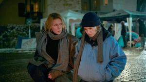 Die Krisen spalten: Die Mutter (Franziska Weisz) sucht das Gespräch zu ihrer Tochter (Lea Drinda).