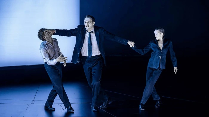 Johannes Nussbaum und Steven Scharf als Faust, Valery Tscheplanowa als Mephistopheles