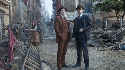 Dónal Finn als James Moriarty und Hero Fiennes Tiffin als Sherlock Holmes 