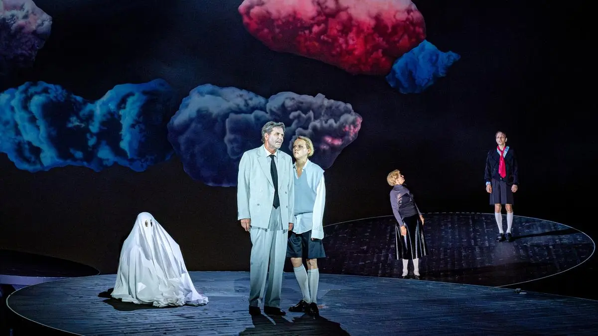 Szenenbild aus „Hamlet“: Alle belauern und beobachten einander. Alle spielen allen etwas vor