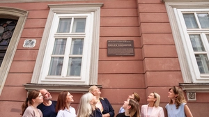 Erster Blick auf die Gedenktafel für Marlen Haushofer in Graz