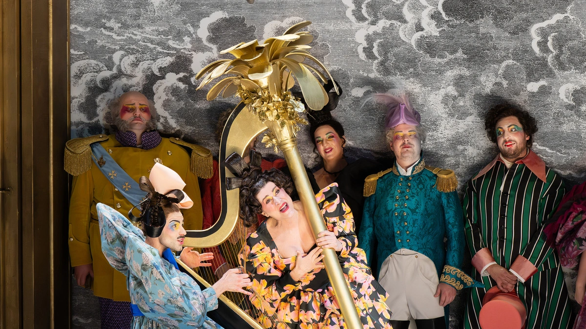 „Il viaggio a Reims“ setzt auf „physischen Humor“: Misha Kiria (Barone di Trombonok), Rouven Pabst (Tänzer), Cecilia Bartoli (Corinna), Marina Viotti (Marchesa Melibea), Edgardo Rocha (Cavalier Belfiore), Florian Sempey (Don Profondo)
