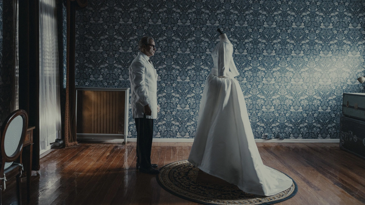 Alberto San Juan als Cristóbal Balenciaga