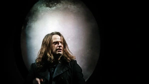 Claudius von Stolzmann als Hamlet an der Josefstadt: Störfaktor im Machtsystem