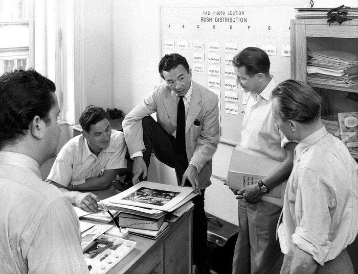 Yoichi Okamoto mit Mitarbeitern in der USIS-Fotoredaktion, Juli 1952