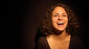 Antonia Stabinger ist Kabarettistin und seit Kurzem Mama einer Pflegetochter. 