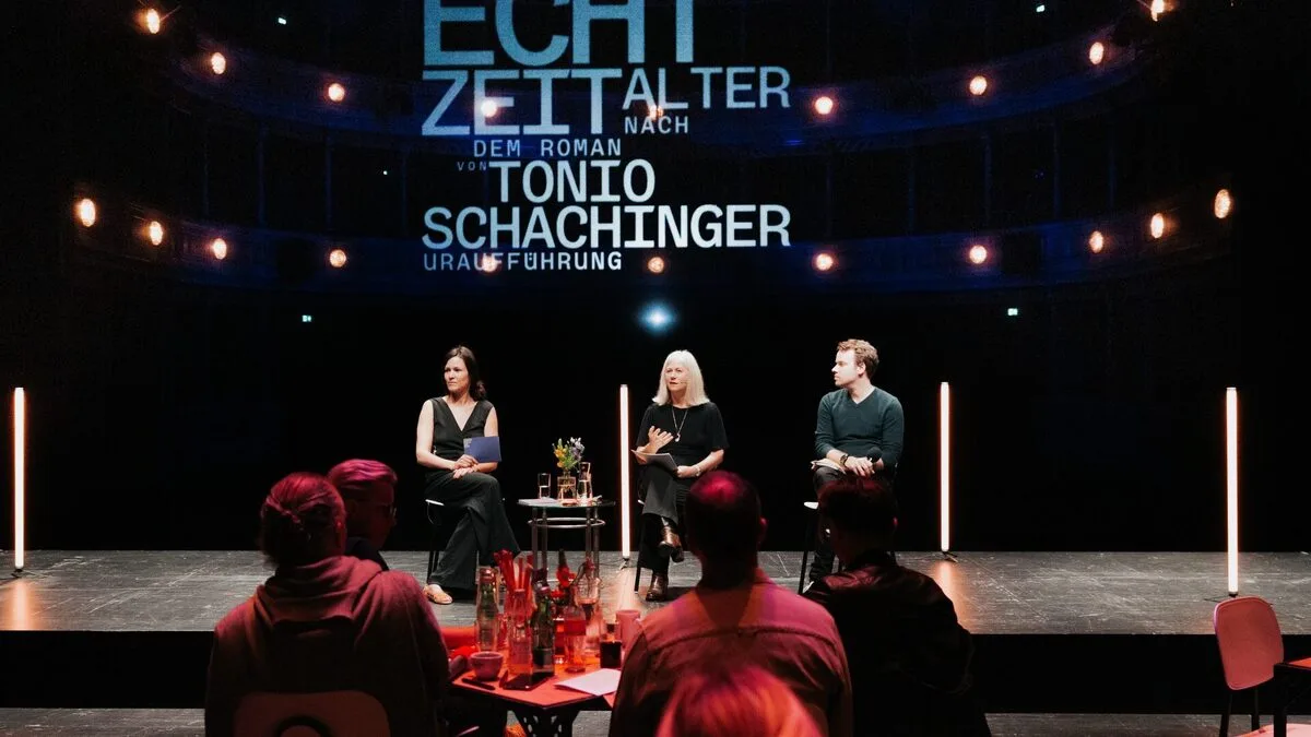 Andrea Vilter (mitte) mit Dramaturgin Anna-Sophia Güther und Jost von Harleßem (F.Wiesel) bei der Spielplanpräsentation