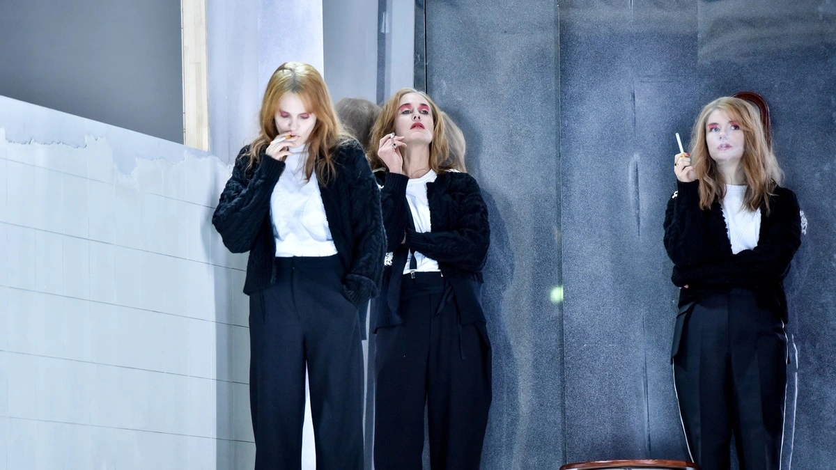 Dreimal Elfriede Jelinek:  Fritzi Haberlandt, Susanne Wolff und Linn Reusse in „Angabe der Person“