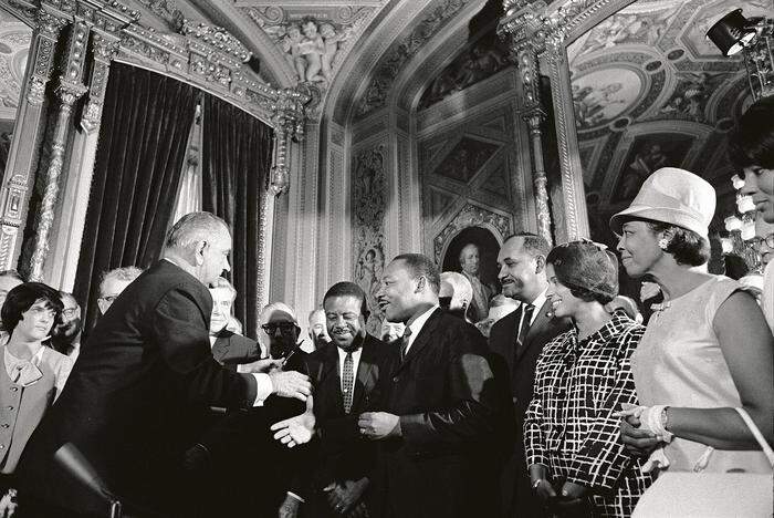 Lyndon B. Johnson mit Martin Luther King bei der Unterzeichnung des Voting Rights Act 1965