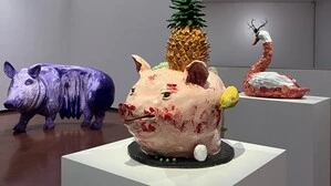 Dominika Bednarskys Keramik „A Sitting and A Slurping and A Spitting and A Thinking“: Was sagt unsere Esskultur eigentlich über uns aus? 