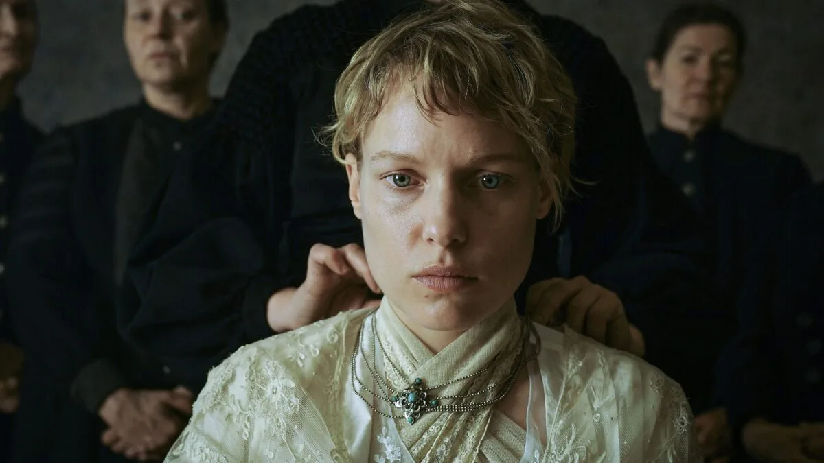 Dunkle Geheimnisse aus der Vergangenheit erwarten Julia Franz Richter in „Welcome Home Baby“