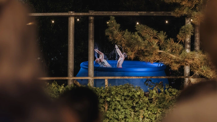 In den Aufstellpool wird ausgiebig hineingeköpfelt