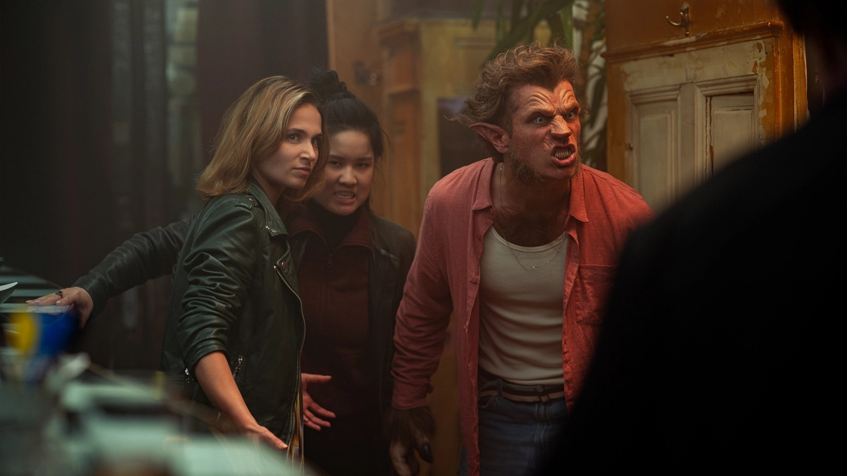 Natalie (Cosima Henman) mit ihrer Freundin Raffi (Jing Xiang, „Biohackers“) und der dämonische Lukas (Benedikt Kalcher)