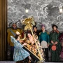 „Il viaggio a Reims“ setzt auf „physischen Humor“: Misha Kiria (Barone di Trombonok), Rouven Pabst (Tänzer), Cecilia Bartoli (Corinna), Marina Viotti (Marchesa Melibea), Edgardo Rocha (Cavalier Belfiore), Florian Sempey (Don Profondo)