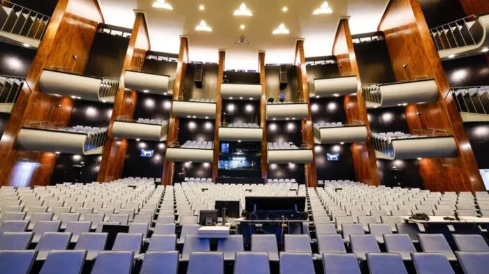 Der Zuschauerraum der Oper Köln wartet nun wieder auf Besucher