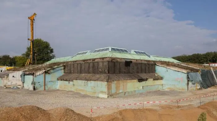 ARCHIV - 29.09.2025, Nordrhein-Westfalen, Monheim am Rhein: Blick auf die sich im Umbau befindliche Mack-Pyramide. Der Entwurf stammt vom Maler und Bildhauer Mack. (zu dpa: "Schwarzbuch: Über 1.000 Denkmale binnen zwei Jahren verloren") Foto: Rolf Vennenbernd/dpa +++ dpa-Bildfunk +++