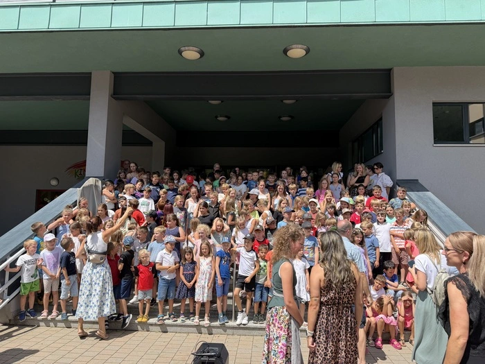 Die Schülerinnen und Schüler der Volksschule Kindberg nehmen vor der Ausstellung Aufstellung vor dem Volkshaus