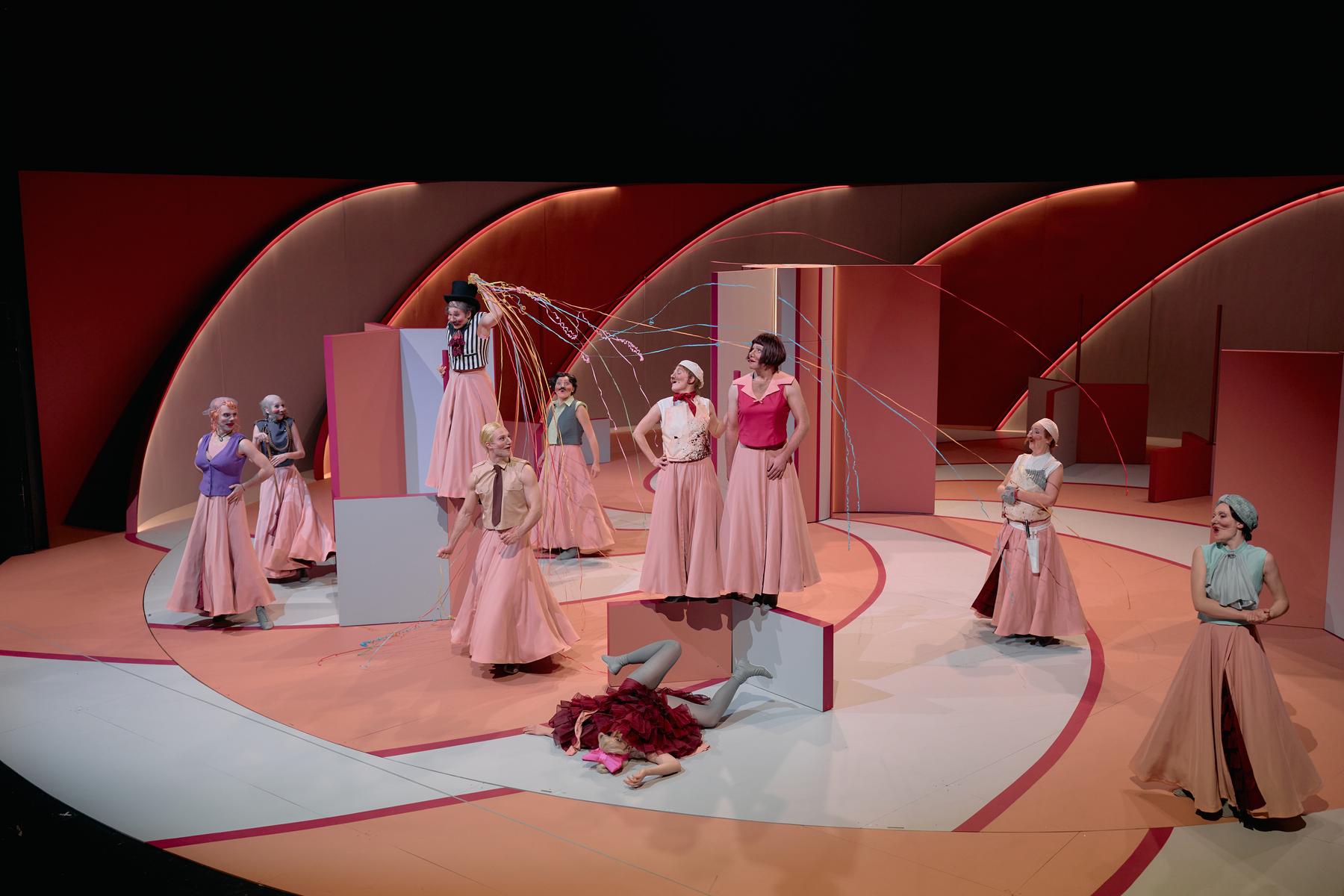 Predstava »Zgodbe iz Dunajskega gozda« v Volkstheatru izpostavlja žensko sovraštvo in spolno preobrazbo