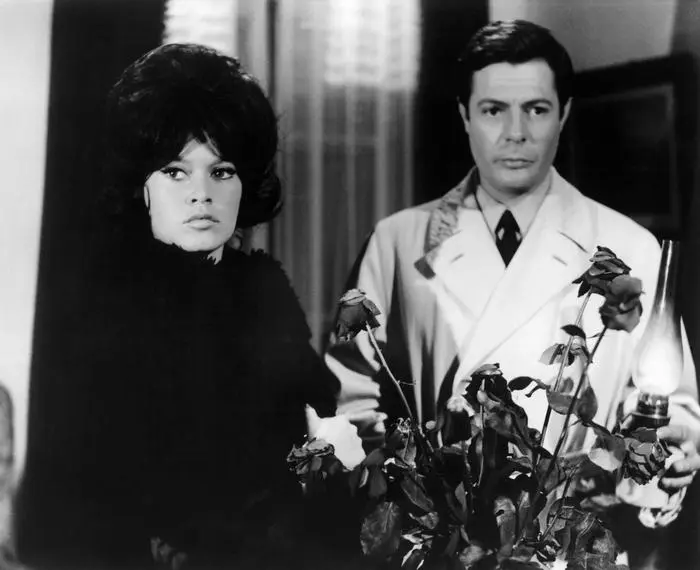 A VERY PRIVATE AFFAIR, aka VIE PRIVEE, Brigitte Bardot, Marcello Mastroianni, 1962 Courtesy Everett Collection ACHTUNG AUFNAHMEDATUM GESCHÄTZT PUBLICATIONxINxGERxSUIxAUTxONLY Copyright: xCourtesyxEverettxCollectionx MBDVEPR EC007