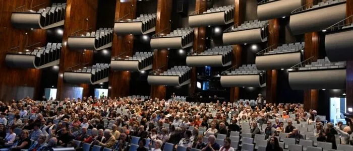 19.09.2026, Nordrhein-Westfalen, Köln: Zahlreiche Bürger machen sich ein Bild vom Opernsaal im fertig renovierten Opernhaus am Offenbachplatz um während eines Festes mit offener Tür einen Blick ins Innere werfen zu können. Nach 14 Jahren der Sanierung öffnen Oper, Schauspielhaus und Kinderoper erstmals wieder ihre Türen und bieten Einblicke in die modernisierten Gebäude. Die aus den 50er Jahren stammenden Kölner Bühnen wurden seit 2012 saniert. Foto: Roberto Pfeil/dpa +++ dpa-Bildfunk +++