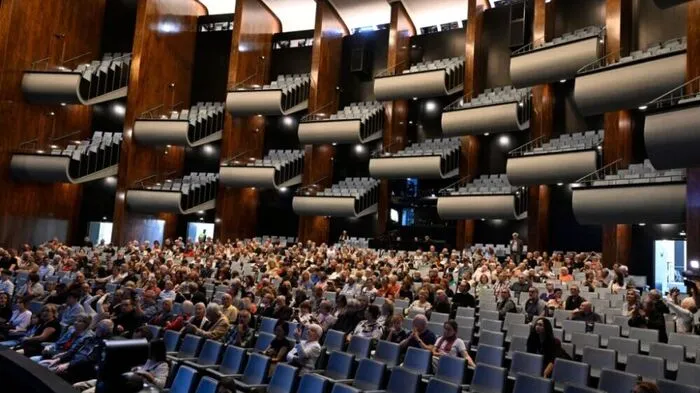 19.09.2026, Nordrhein-Westfalen, Köln: Zahlreiche Bürger machen sich ein Bild vom Opernsaal im fertig renovierten Opernhaus am Offenbachplatz um während eines Festes mit offener Tür einen Blick ins Innere werfen zu können. Nach 14 Jahren der Sanierung öffnen Oper, Schauspielhaus und Kinderoper erstmals wieder ihre Türen und bieten Einblicke in die modernisierten Gebäude. Die aus den 50er Jahren stammenden Kölner Bühnen wurden seit 2012 saniert. Foto: Roberto Pfeil/dpa +++ dpa-Bildfunk +++