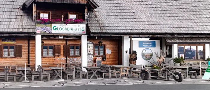 Das Bild zeigt eine Außenaufnahme der Glockenhütte an der Nockalmstraße