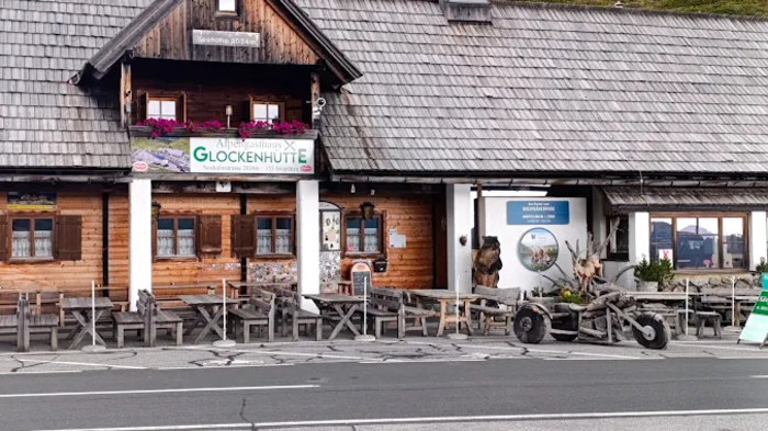 Das Bild zeigt eine Außenaufnahme der Glockenhütte an der Nockalmstraße