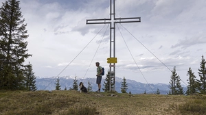 Nach dem steilen Aufstieg wartet eine wohlverdiente Gipfelrast auf dem Blosen (1724 m)