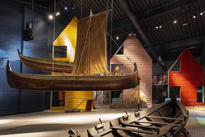 Museen. Einst fuhren Jekt-Schiffe entlang der Handelswege an der Küste, deren Ursprünge bis in die Zeit der Wikinger reichen. Eines der wenigen erhaltenen Schiffe dieser Art ist die Anna Karoline, die im Jekt-Handelsmuseum zu sehen ist. Um die Region zu verstehen, empfiehlt sich ein Besuch im Nordlandmuseum. Bodø war ein Hotspot während des Kalten Kriegs, weshalb auch das Luftfahrtmuseum spannende Geschichten zu erzählen weiß. Unter anderem zu sehen ist eine Lockheed U-2, das Spionageflugzeug dieser Zeit. 