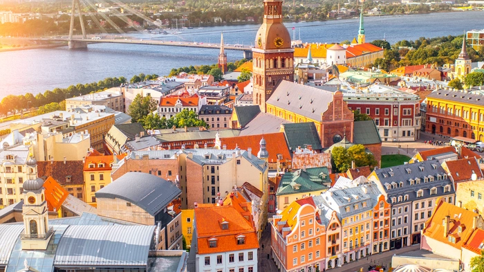Altstadt von Riga. Die Hauptstadt Lettlands liegt an der Düna, ihre Kronjuwelen konkret am rechten Ufer. An der Mischung der Baustile in der Altstadt von Riga, die zum Welterbe der Unesco zählt, kann man sich nicht sattsehen. Im Wirrwarr der kopfsteingepflasterten Gassen (die engste ist die Rozena-Straße) gibt es an jeder Ecke zu entdecken: hanseatische Speicherhäuser, barocke Bürgerhäuser oder Gebäude aus dem Mittelalter. Das meistfotografierte ist das Schwarzhäupterhaus auf dem Rathausplatz mit seiner prächtigen Fassade. Den besten Überblick hat man von der Aussichtsplattform der Petrikirche. 