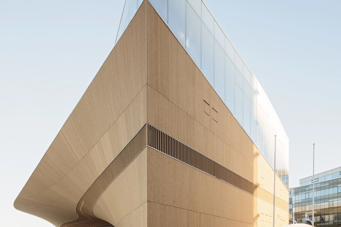 Direkt neben dem Bahnhof liegt das Oodi, die 2018 eröffnete zentrale Bibliothek Helsinkis. Mit ihren geschwungenen Fassaden ist sie nicht nur architektonisch ein Blickfang, sondern auch Treffpunkt der Städter. 