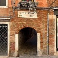 Hinter diesem unscheinbaren Torbogen versteckt sich eine venezianische Legende