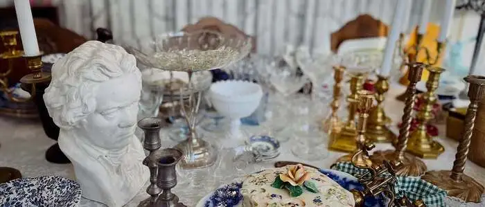 Kunterbuntes Sammelsurium im Antiquitätengeschäft der Villa Vintage