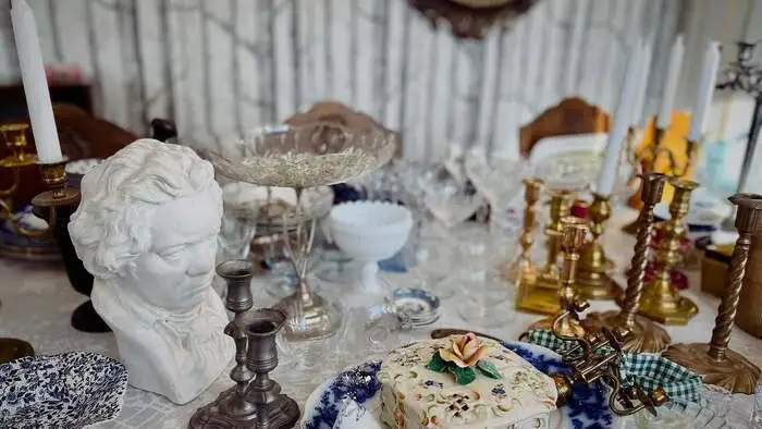 Kunterbuntes Sammelsurium im Antiquitätengeschäft der Villa Vintage