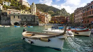 Vernazza ist eines der fünf Dörfer der Cinque Terre an der ligurischen Küste