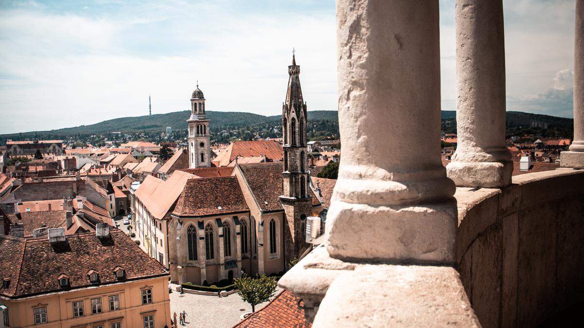 Geißkirche und Hauptplatz in Sopron