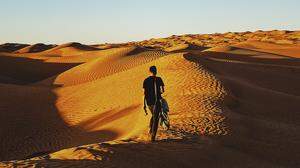 Dramatisches Farbenspiel beim Spaziergang durch die Wüste