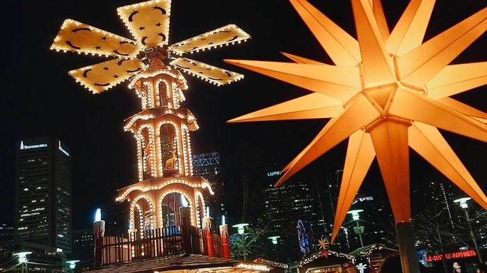 Baltimore. Im West Shore Park im Hafen von Baltimore (Maryland) hat man sich den Nürnberger Christkindlesmarkt zum Vorbild genommen und mit dem „Christmas Village“ eine kleine Stadt aus Holzbuden und einer beheizten Festhalle geschaffen, die ein bisschen an ein Bierzelt auf der Münchner Wiesn erinnert. Es gibt deutsches Bier aus Maßkrügen, außerdem Bratwurst und Brezen. Die „Gluhwine Pyramid“ wiederum erinnert an hölzerne Weihnachtspyramiden, wie man sie aus dem Erzgebirge kennt.