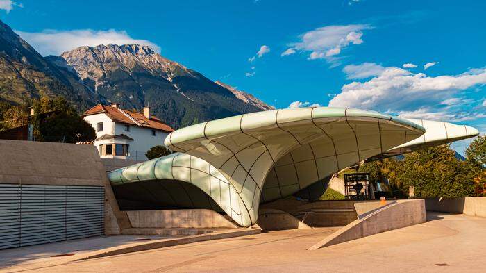 Bahnstationen, entworfen von Zaha Hadid