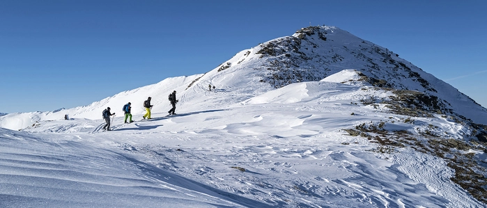 Tourengeher auf dem Weg zur Karlspitze (2097 m)