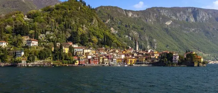Blick auf die bunten Häuser im historischen Fischerdorf Varenna am Comer See