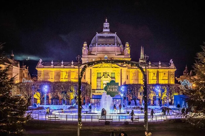 Zagreb. Der berühmteste und größte Weihnachtsmarkt Kroatiens findet dieses Jahr vom 2. Dezember bis 7. Januar 2024 statt. Bereits dreimal in Folge wurde der „Advent in Zagreb“ zum schönsten Weihnachtsmarkt Europas gekürt und wird auch in diesem Jahr die Hauptstadt wieder in ein romantisches Lichtermeer verwandeln.