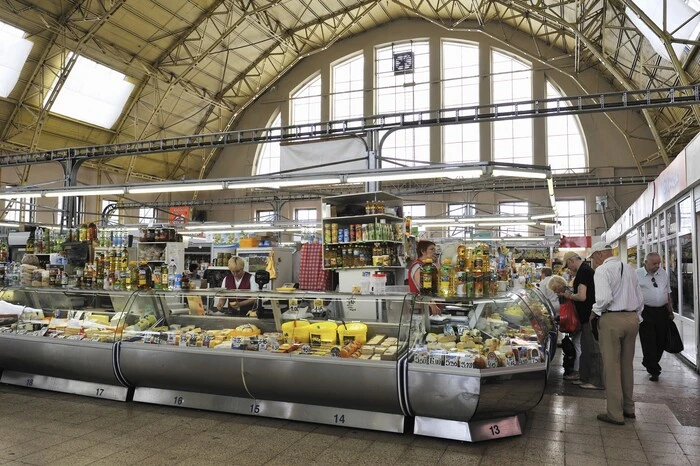 Zentralmarkt. Einst beherbergten sie Luftschiffe, seit den 1920er-Jahren bekommt man in den fünf Hallen des Zentralmarkts von Riga einen Crashkurs in baltischer Küche. Eingelegte Gurken, geräucherter Aal, Birkensaft, lettischer Līgo-Käse, Grauerbsen, je nach Saison frisch gebrockte Pilze und Beeren aus den Wäldern. Modern interpretiert wird der Geschmack des Landes etwa im Restaurant Max Cekot Kitchen, das erste in Lettland mit einem Michelin-Stern, das in einem Industriegebiet am Rande der Stadt liegt. 