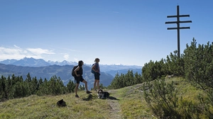 Vom Gipfelkreuz auf dem Braggstein eröffnet sich ein atemberaubender Blick auf das Gipfelpanorama der Hohen Tauern