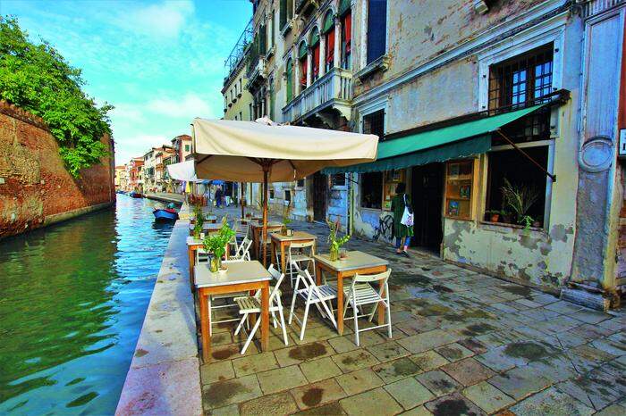 Bistro und Bücherei in einem: Sullaluna Libreria & Bistrot 