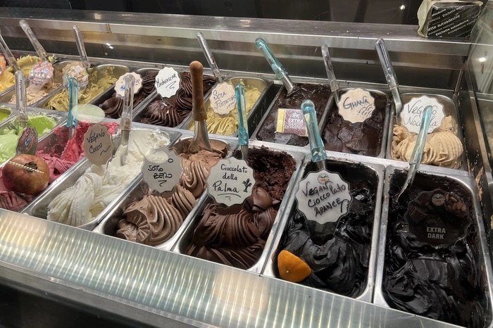 Eis. Für Eisliebhaber gilt Rom als irdisches Paradies. Superlative inklusive. So gilt die „Gelateria Fassi“ in der Via Principe Eugenio als älteste Eisdiele Italiens – seit 1880 wird hier mit Gefrorenem verwöhnt. Die „Gelateria Della Palma“ an der Ecke Via della Coppelle/Via della Maddalena in der Nähe des Pantheons bietet mit 150 verschiedenen Sorten die wohl größte Auswahl. Hochgerechnet kann man hier über zwei Monate täglich je zwei neue Sorten kosten. 
