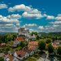 Typisch südböhmische Bauernhäuser am Fuße der Burg Rabí