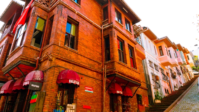 Architektur. In Balat und Fener, zwei christlich und jüdisch geprägten Vierteln Istanbuls, fallen sofort die Häuser ins Auge, nicht nur, weil sie in leuchtenden Farben gestrichen sind. Wegen der Architektur mit den Erkern nennt man sie auch „Cumba“. Besonders fotogen reihen sie sich in der Merdivenli-Yokuş-Straße aneinander. 
